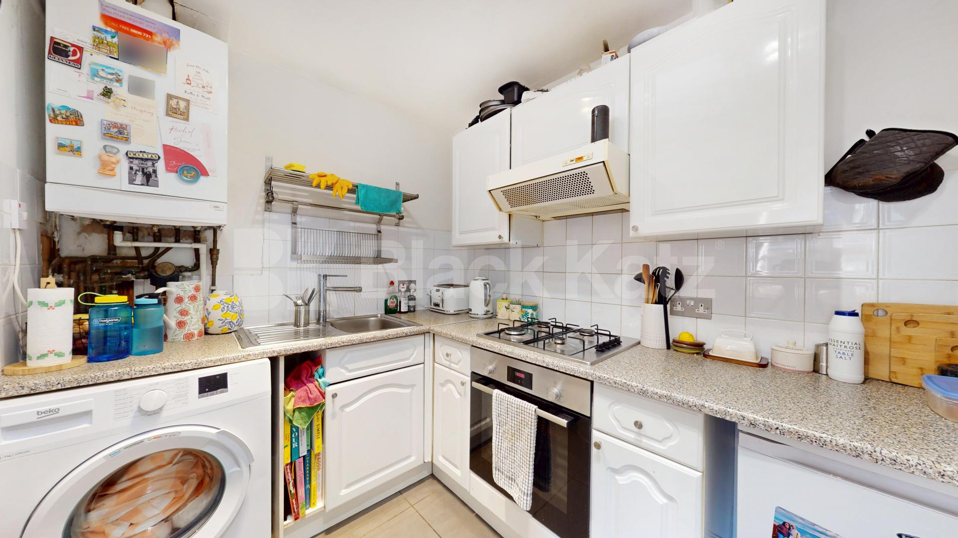 Lovely two bed set within a period house close to Tube & Shops Finchley Road, Finchley Road / Swiss Cottage